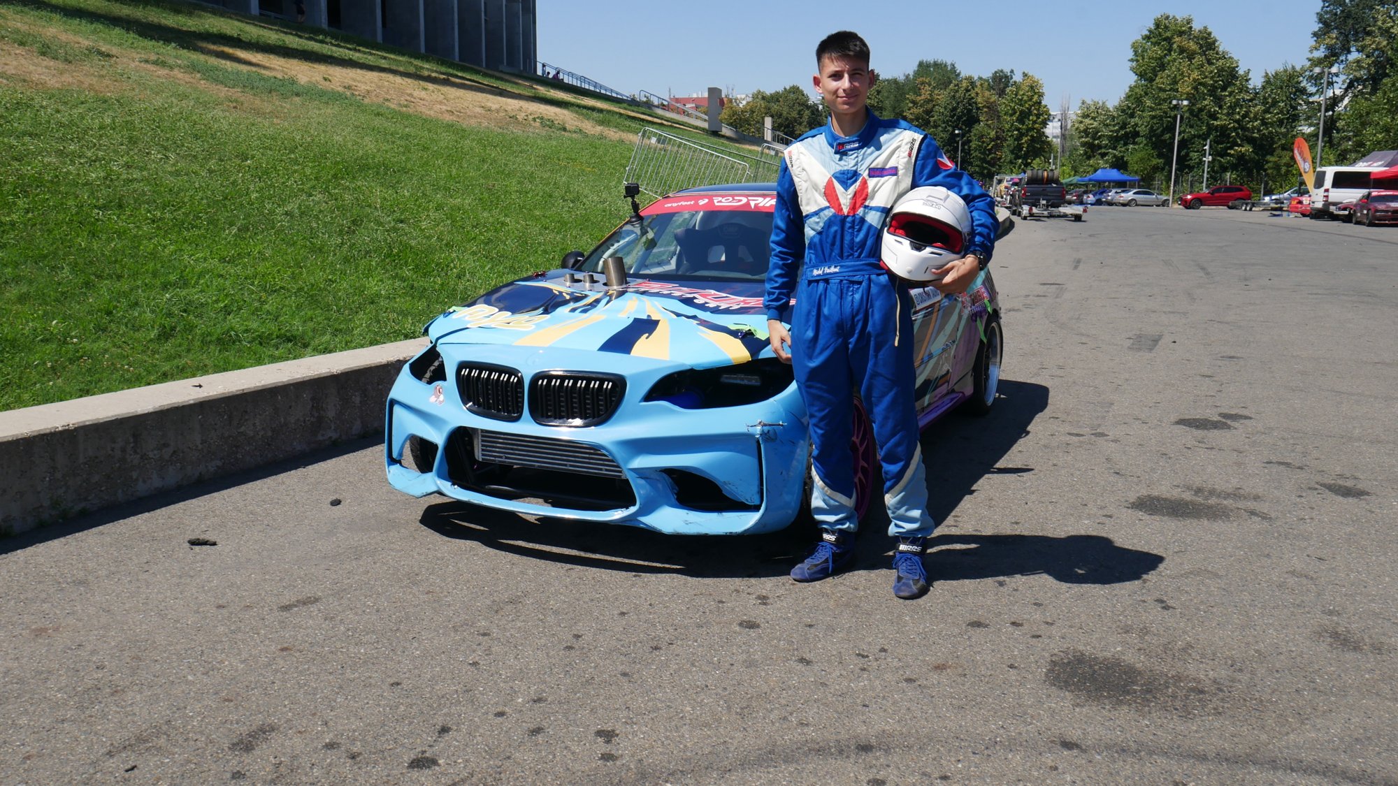 Pilotul Toro Drift lângă mașina de competiție
